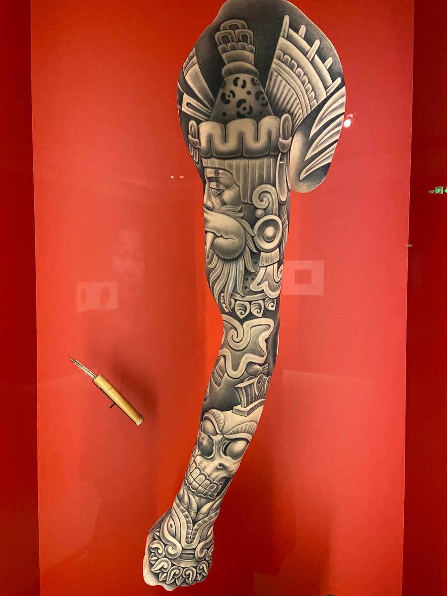 Модель татуировки в ацтекском стиле. Фото автора.