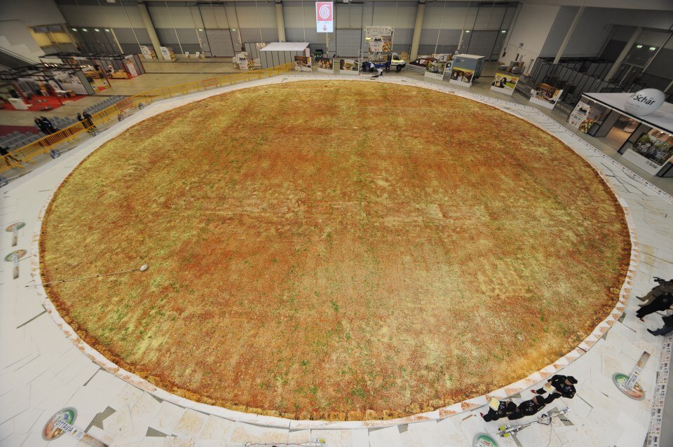 Самая большая пицца в мире фото