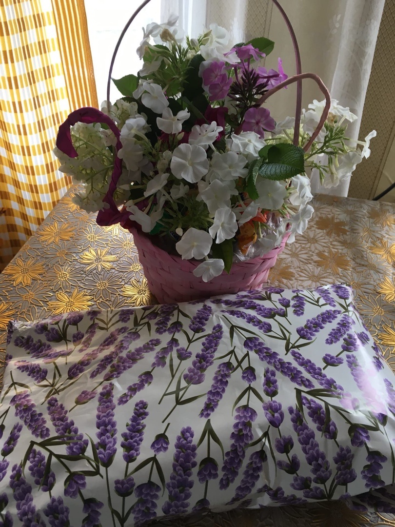 Сумку мы упаковали в очень нежную, цветочную упаковочную бумагу.