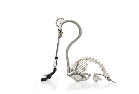 К сожалению, обычный пылесос еще больше усугубляет сложившуюся ситуацию - поднимая пыль в ходе уборки, пропуская ВСЮ мелкодисперсную пыль (не поддается фильтрации) через даже самые совершенные фильтры и циклоны.