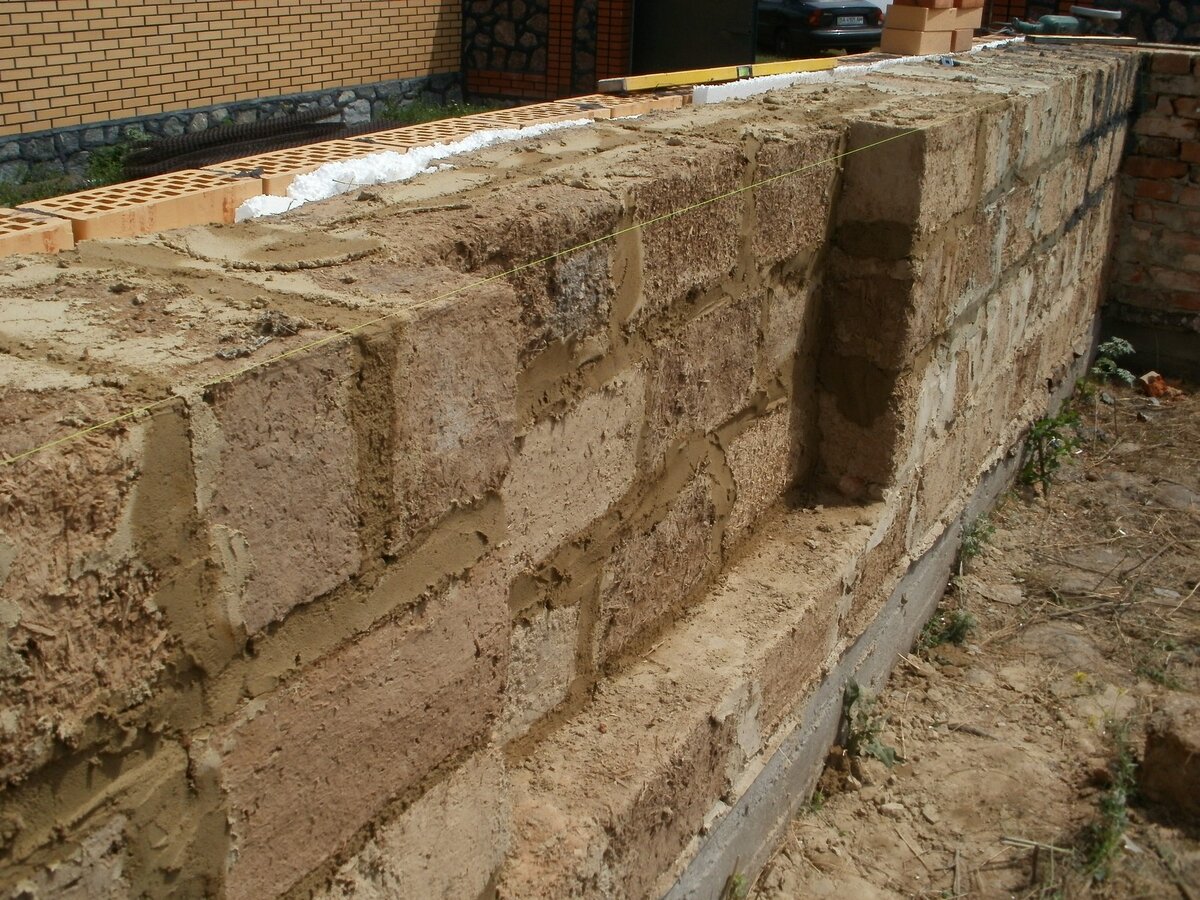 Стена из глиноблоков