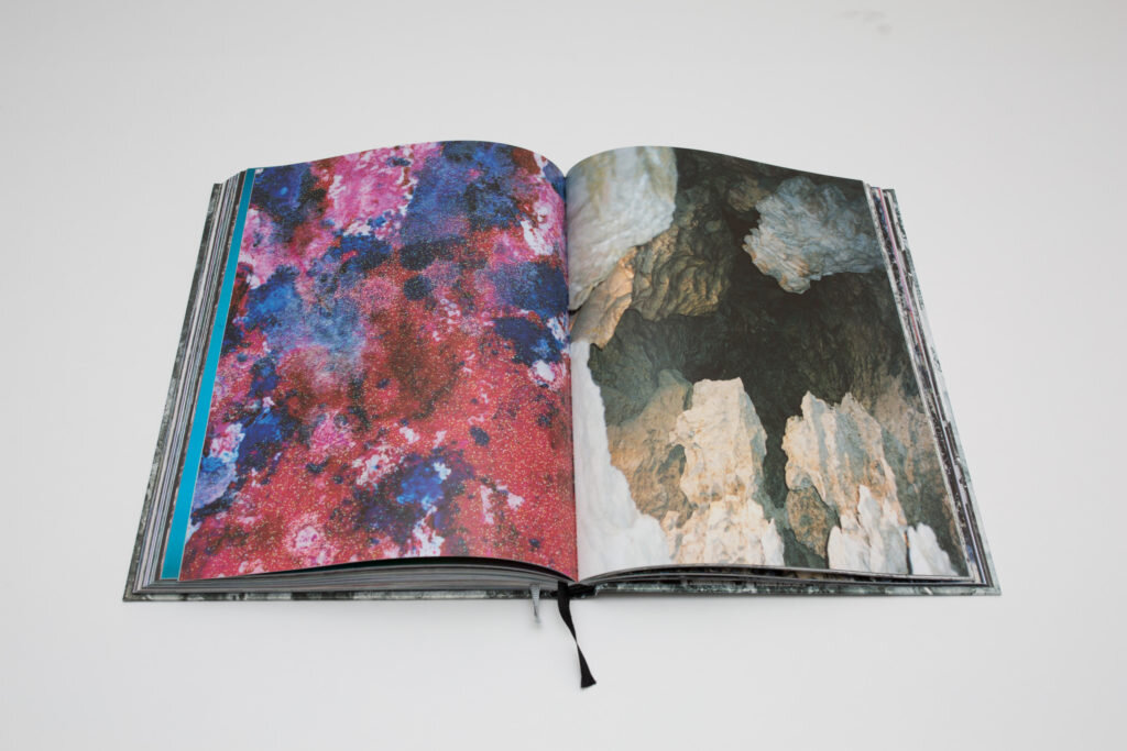 Развороты из фотокниги A Rock is a River («Камень - это река») художницы Майи Роша ©Maya Rochat