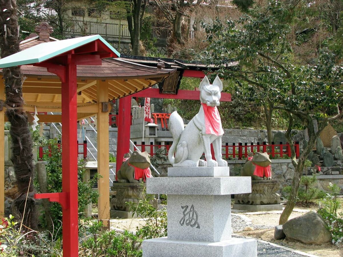 Храм Фусими Инари-тайся посвящен богине риса и плодородия. С Инари связан народный культ лисы, считающейся её посланцем или даже воплощением