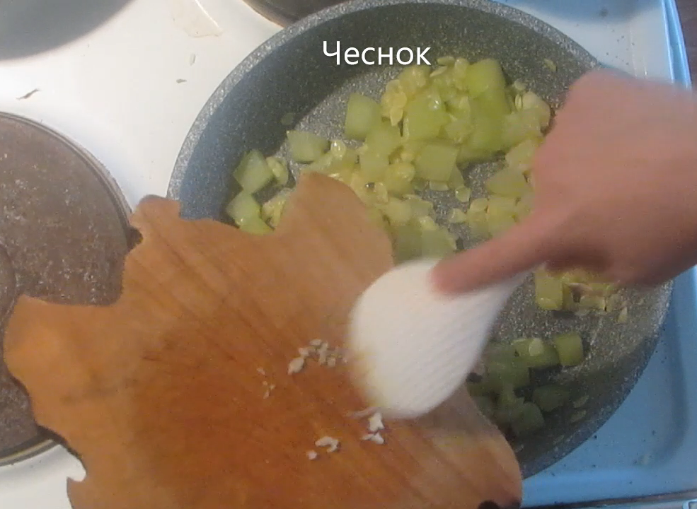 2. К кабачкам добавить чеснок, сметану, соль. Хорошенько перемешать.