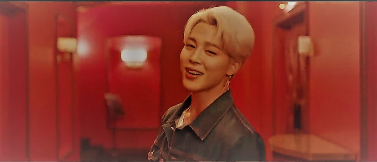 "Чимин - само  очарование, как будто это он самый младший в нашей группе" V