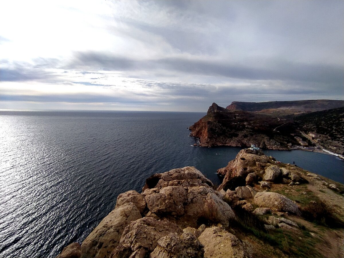 Вид на бухту с горы. Фото из личного архива.