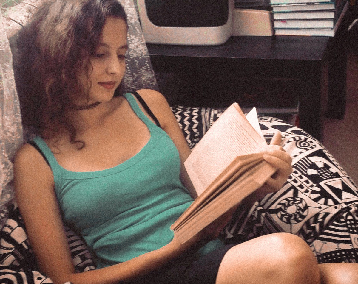 А ещё попробуй читать хотя бы 10 страниц в день 🙂 расширяй свой словарный запас и воображение!