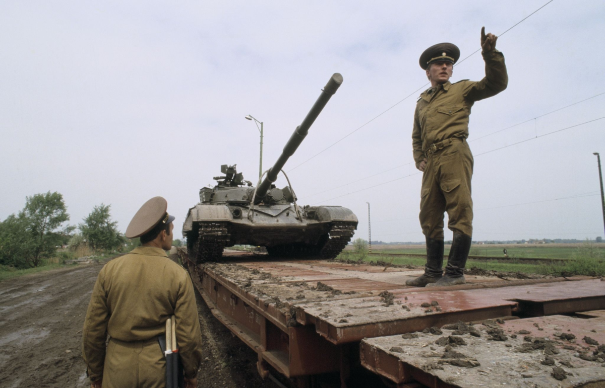 Венгрия 1990. Южная группа войск в Венгрии танковые войска. Вывод войск из Германии 1989. Т-64 ГДР. Советские войска в Венгрии 1989.