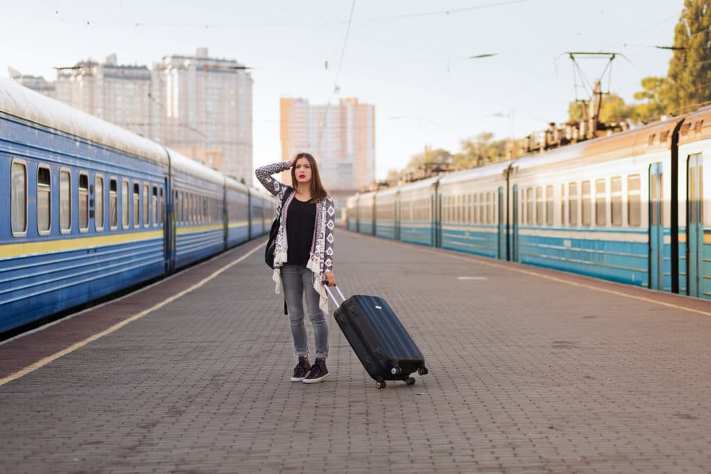 Люди на вокзале. Девушка на вокзале. Люди уезжают. Уезжаю из Москвы.