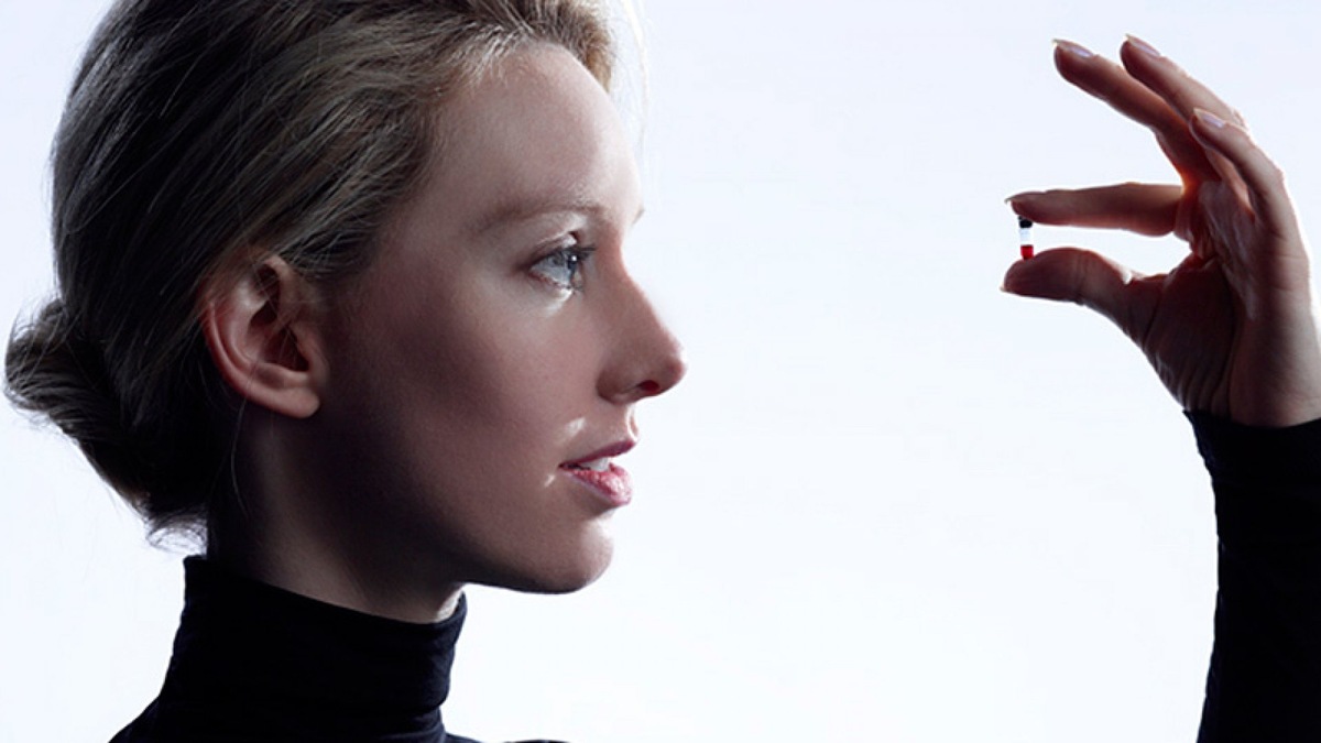 Элизабет Холмс с пробиркой крови, необходимой для всех анализов