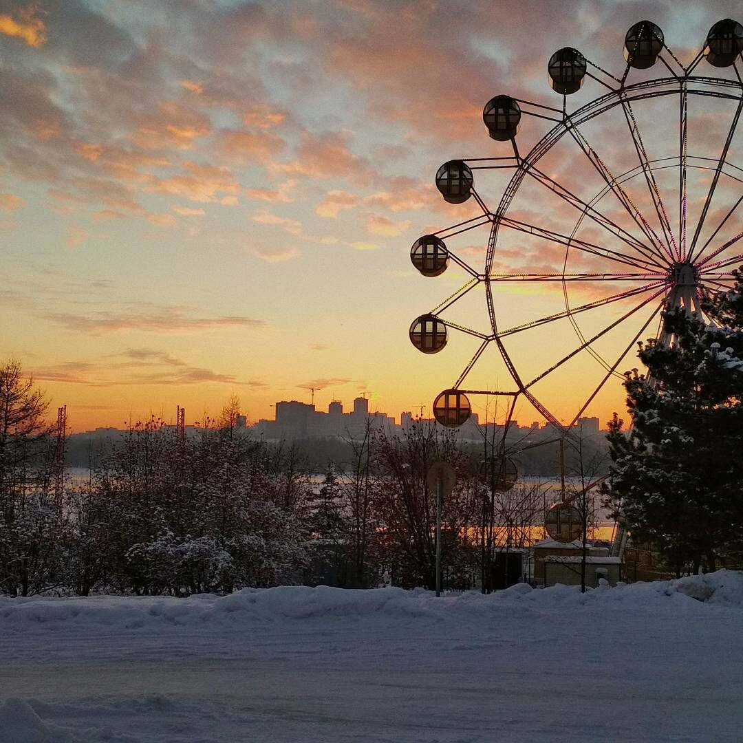 Спортивный город В Новосибирске развит профессиональный и любительский спорт. В городе восемь стадионов, спортивные, горнолыжные и биатлонный комплексы, лыжные базы, сноуборд-парк, бассейны, мотодром, картодром. Постоянно проходят всероссийские и международные соревнования, в том числе ежегодные турниры по биатлону и греко-римской борьбе. Кроме того, город является площадкой для спортивных праздников, например, городского веллнесс-фестиваля. 
/
