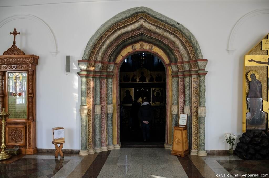 Сквозь расписной портал можно попасть в Средневековье.