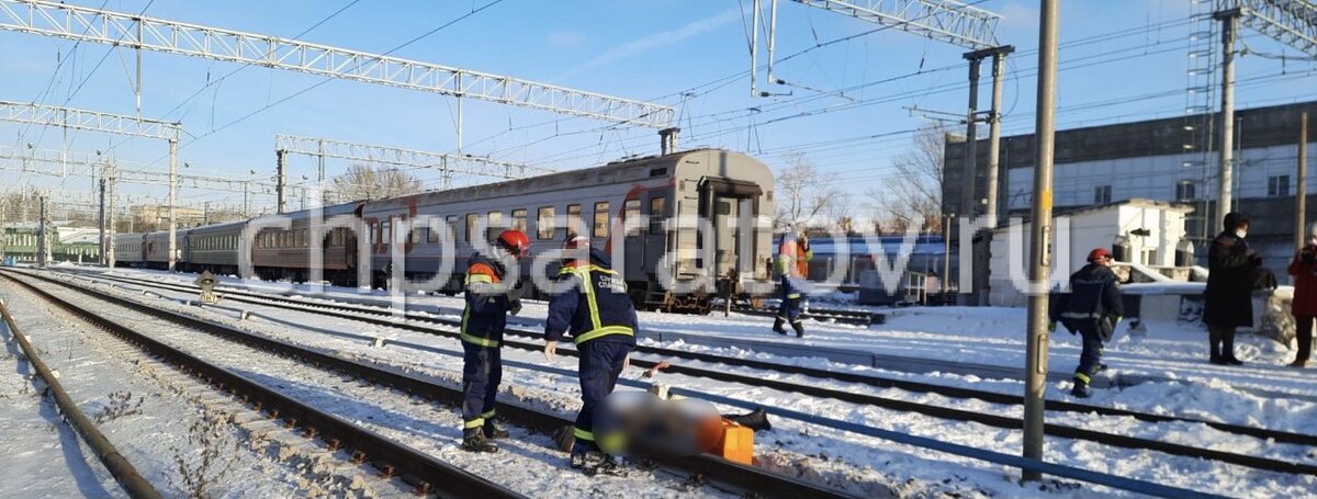 На месте работают спасатели областной службы спасения, медики скорой помощи и центра медицины катастроф, сотрудники транспортной полиции, следственное управление на транспорте Следственного комитета Российской Федерации.