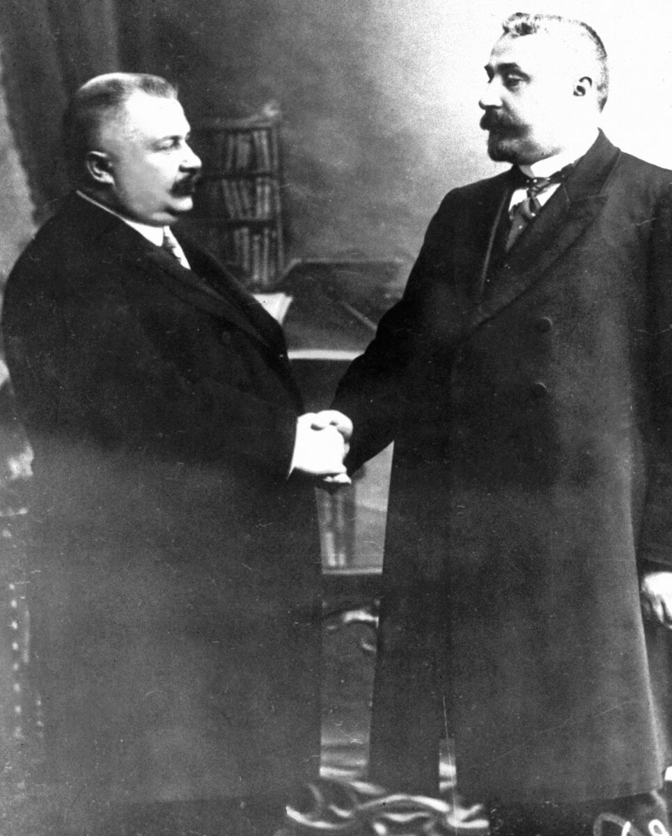 Аркадий Кошко (справа) и начальник Петербургской сыскной полиции(слево)