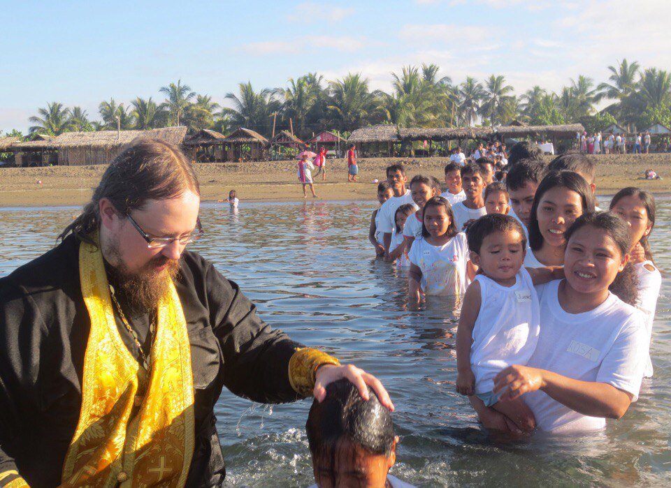 Священник Георгий Максимов совершает крещение на Филиппинах.