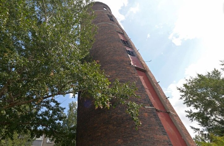 Башня на ул. Привокзальной, 5 в Барнауле