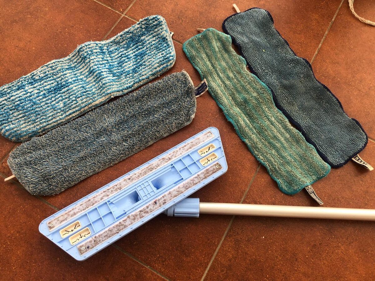 Слева прямоугольные тряпки от предыдущей швабры (не выбросила, а к новой модели они уже не подходят). 