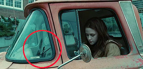 Один из самых популярных киноляпов – это ошибка оператора в «Сумерках». Банальная оплошность, которую совершают только начинающие создатели фильмов, но никак не профессионалы. Но совершили, на стекле авто видно камеру. 