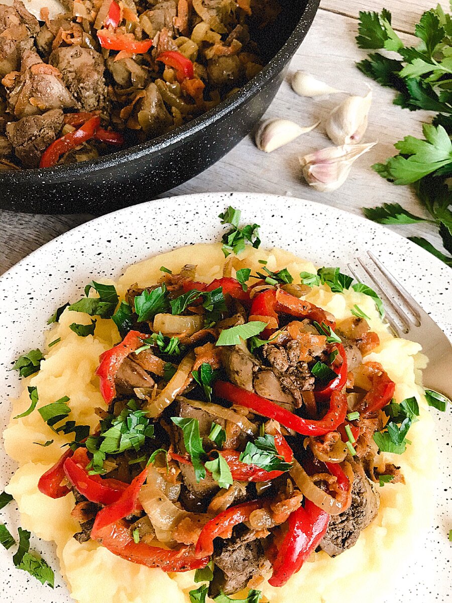 Куриная печень с овощами