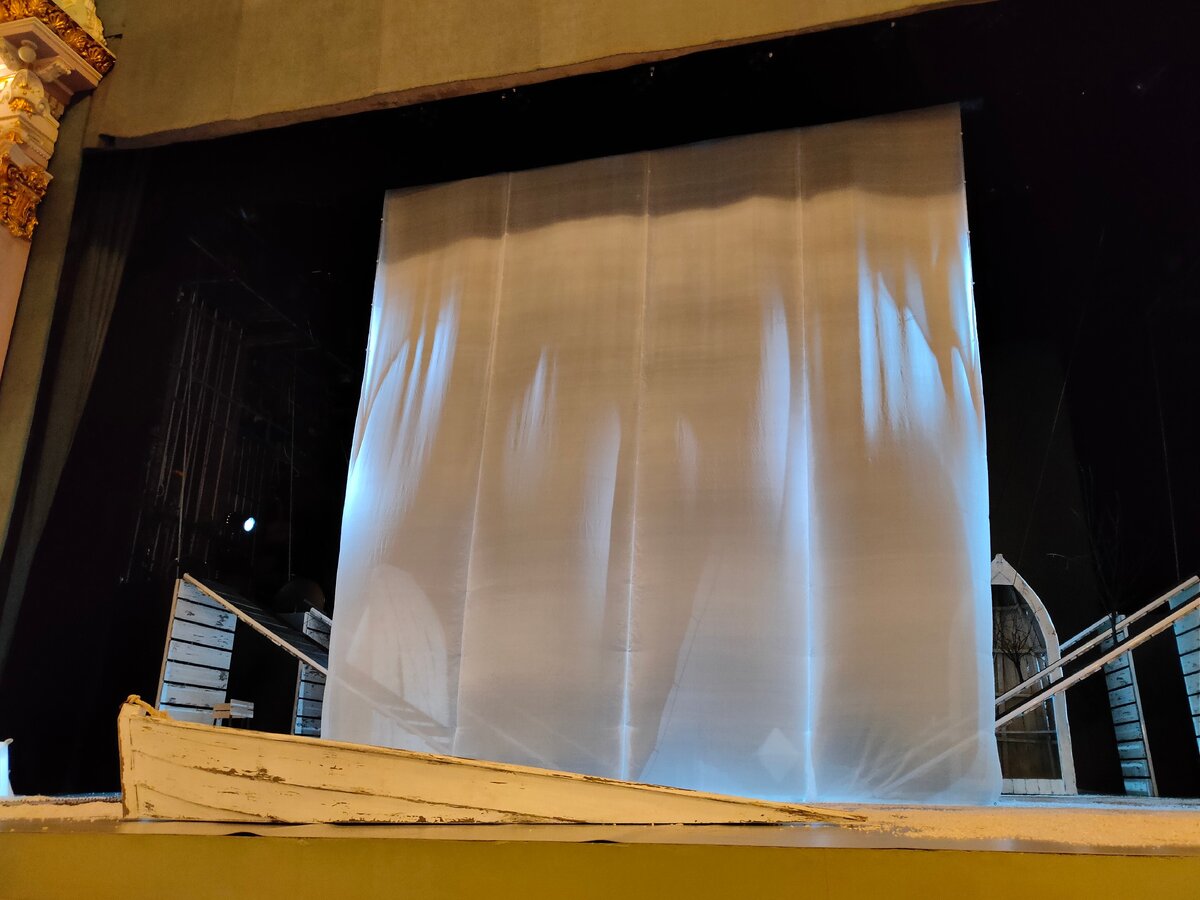 Сцена перед началом спектакля. Фото 20 января 2021