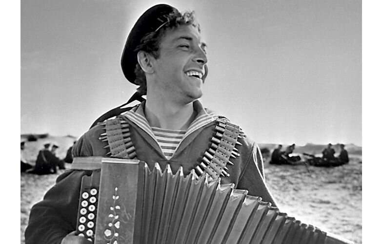 моряк с баяном) 