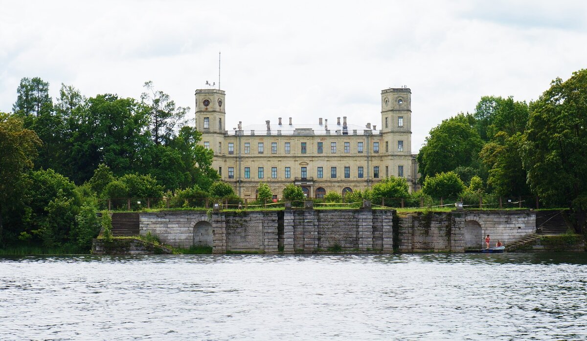 Вид на Большой Гатчинский дворец с одного из водоемов