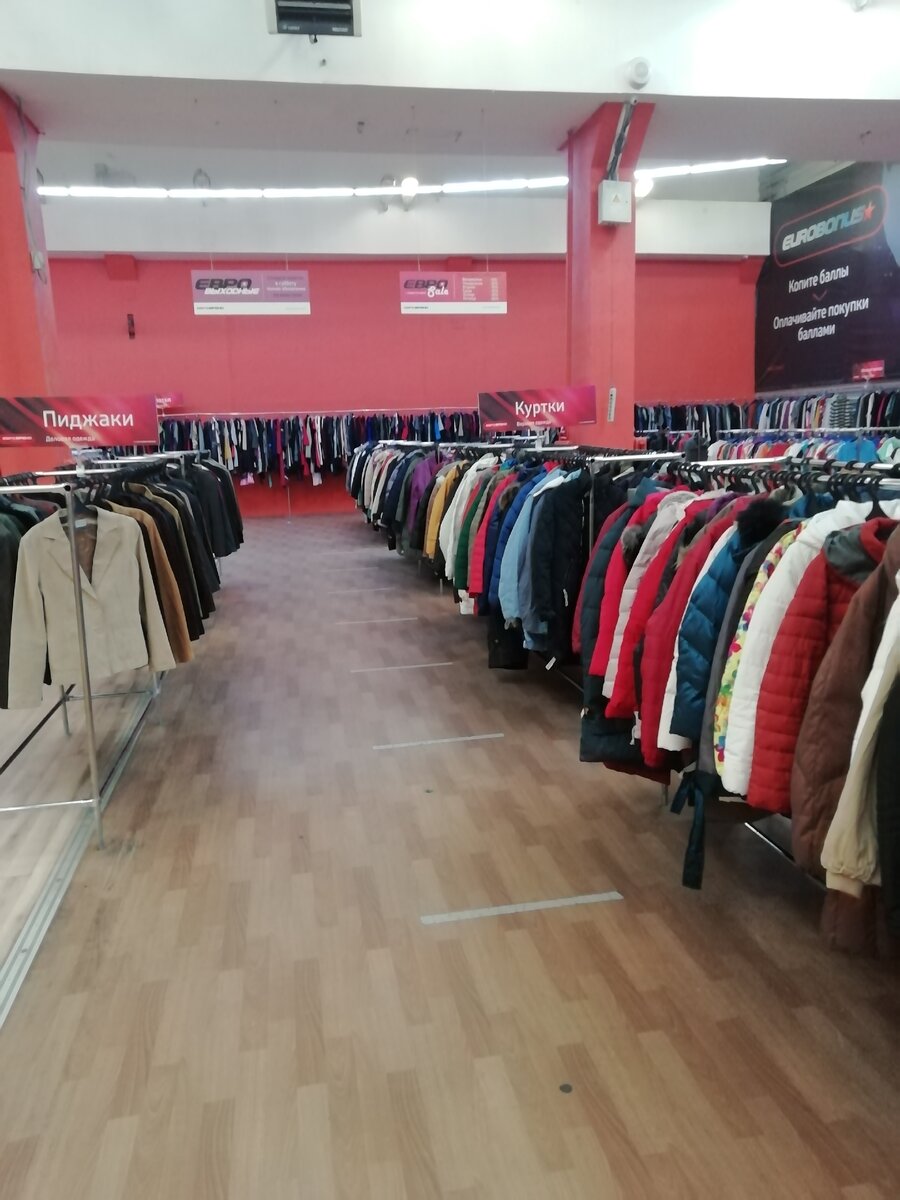 Фото от раздевалок, которые в середине зала, во все стороны примерно столько же места