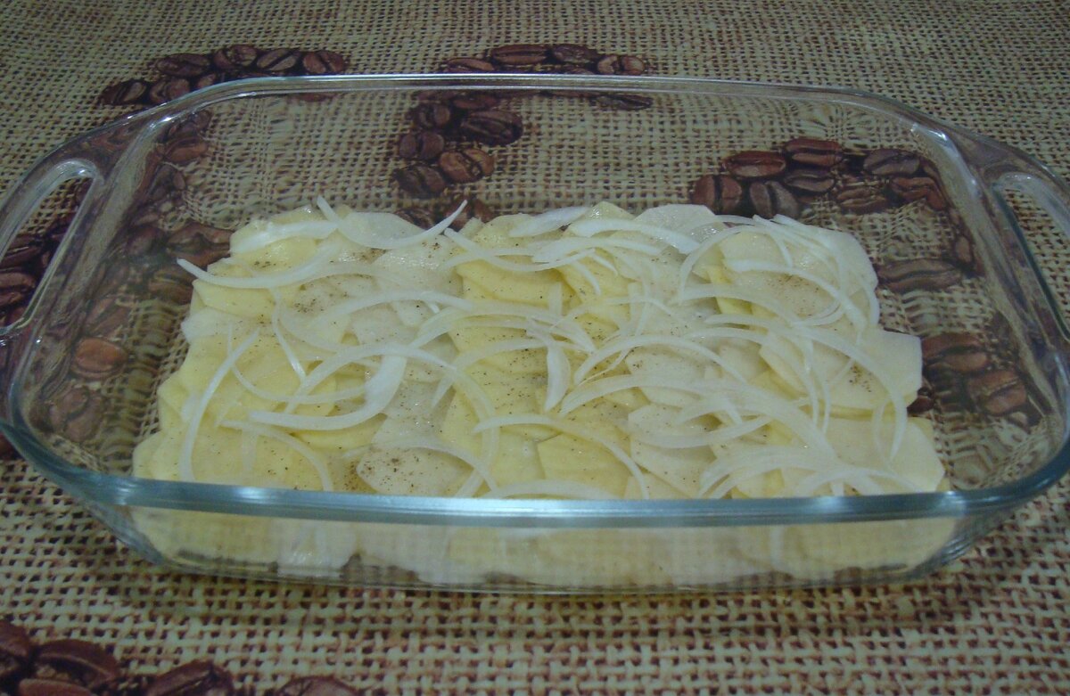 Просто картофель заливаю куриным бульоном с молоком и запекаю: картофель" Буланжер"(Делюсь рецептом)