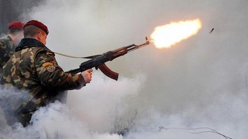 Стрельба очередями из автомата Калашникова. 