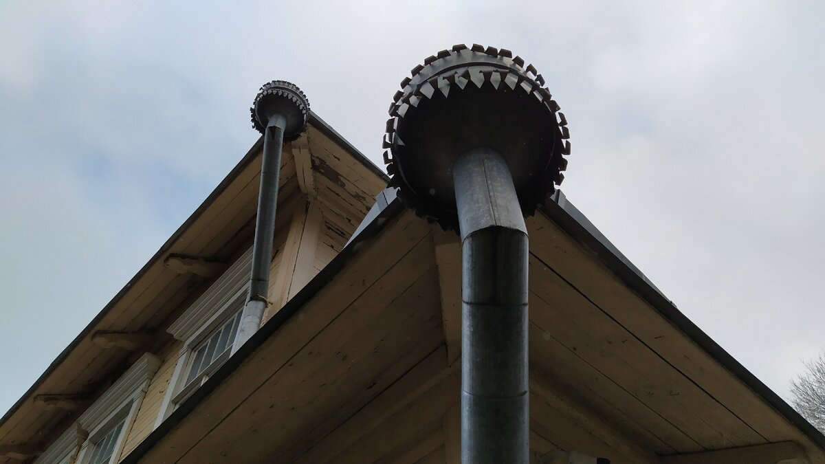 У музея своеобразные водосточные трубы ➡