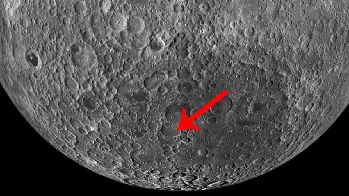 С другой стороны максимальный. Снимки Луны со спутника НАСА. Снимки обратной стороны Луны. Спутник на обратной стороне Луны. Другая сторона Луны.