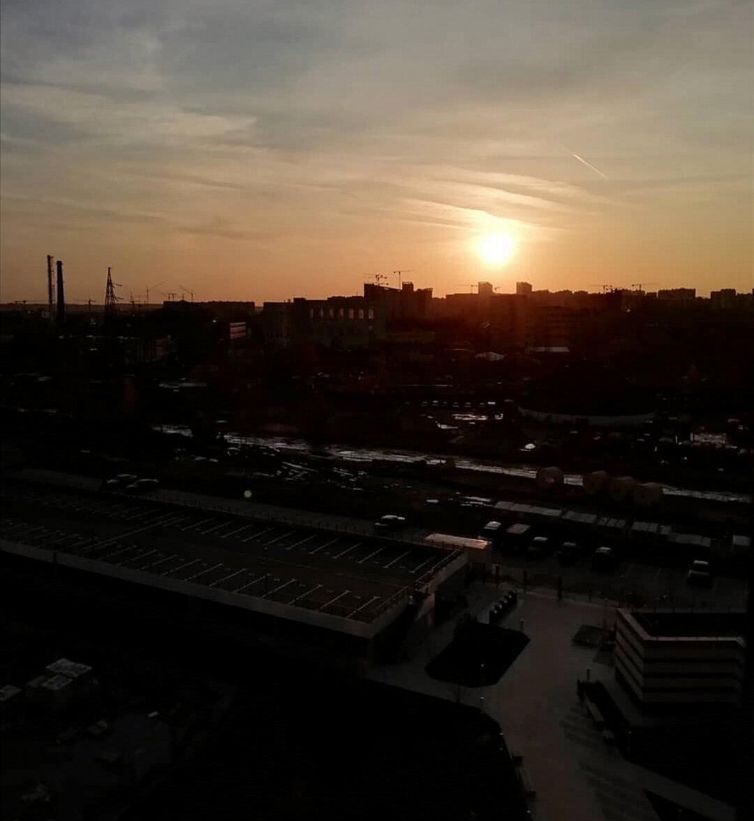 Закат за окном сейчас. Страшное фото какое-то получилось. Людей нет, машин нет, огней нет. Надеюсь я не попала в тот фильм, когда на земле остаётся один человек. И это я.