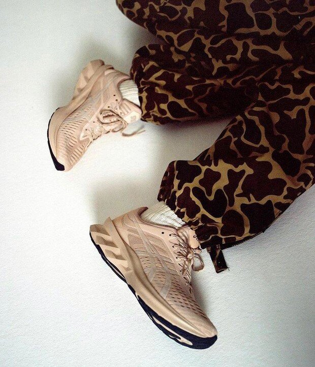 https://www.elle.ru/moda/novosty/stilist-kim-kardashyan-veneda-karter-v-reklame-krossovok-sns-i-asics-novablast/