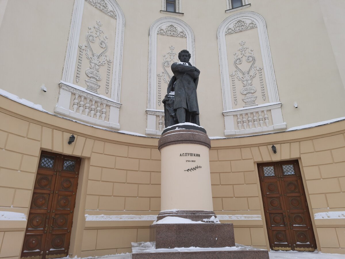 Драмтеатр памятник. Памятник Пушкина около оперного театра Казань. Театр оперы и балета Казань памятник.
