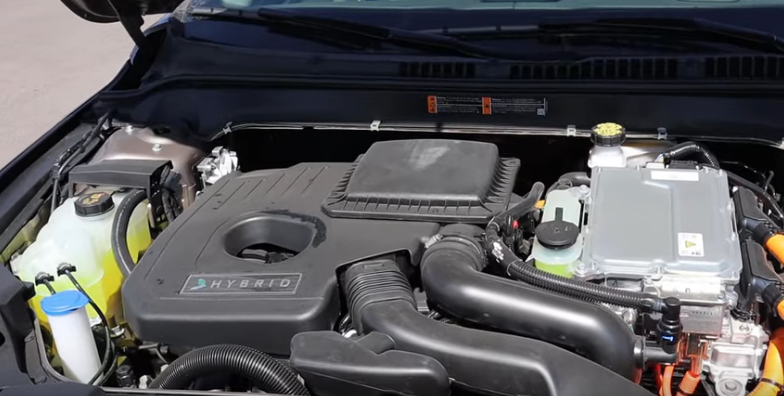 Так выглядит гибридный двигатель под капотом.