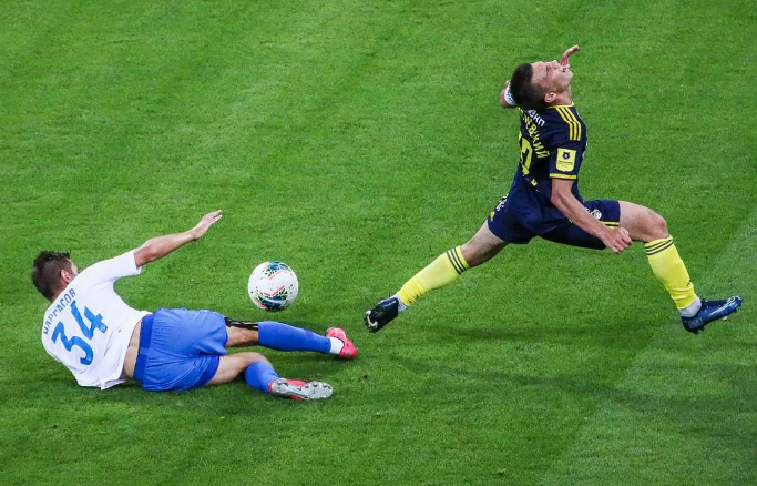 Грубая игра против игрока "Ростова". Фото из интернета.   