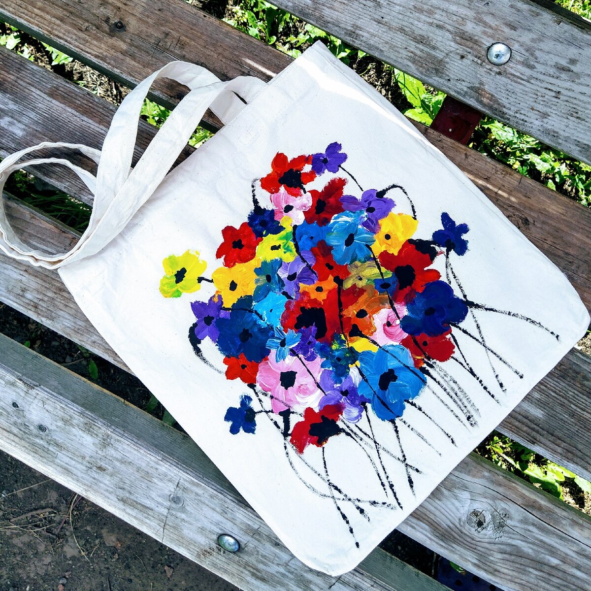 Хлопковый шоппер расписан акриловыми красками. Классно смотрится весной и летом. Фото автора