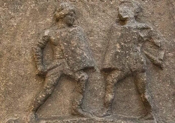 Поединок женщин-гладиаторов Ахилии и Амазонии. Барельеф из Галикарнасса. (Британский музей, Лондон)Изображение  взято из О.И.