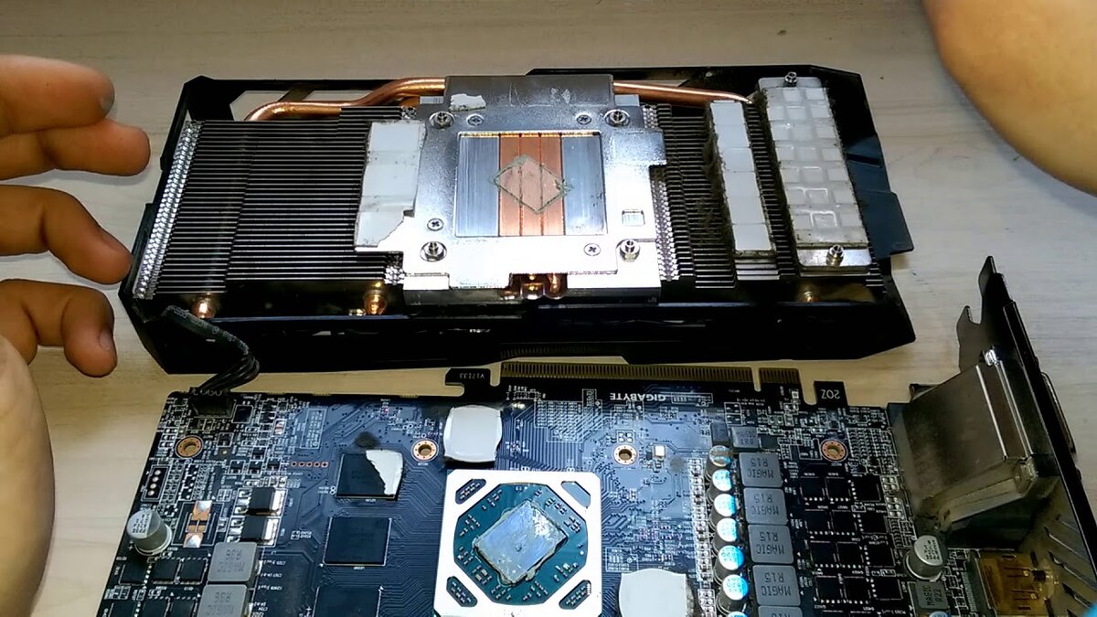 Термопаста у видеокарты palit. Видеочип на видеокарте термопаста. Видеокарта 1660 ti термопаста. Замена термопасты на видеокарте. Видеокарта 1660 ti термопаста.