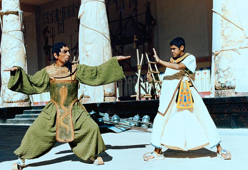 кадр из фильма "Астерикс и Обеликс: Миссия Клеопатра" (Жамель Деббуз справа)