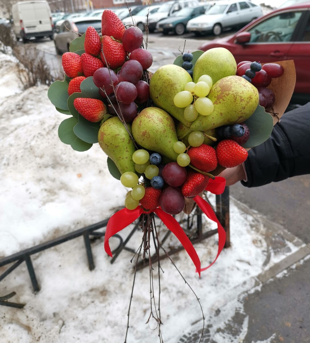 Букет из сочных груш, клубники, винограда, с добавлением черники.
