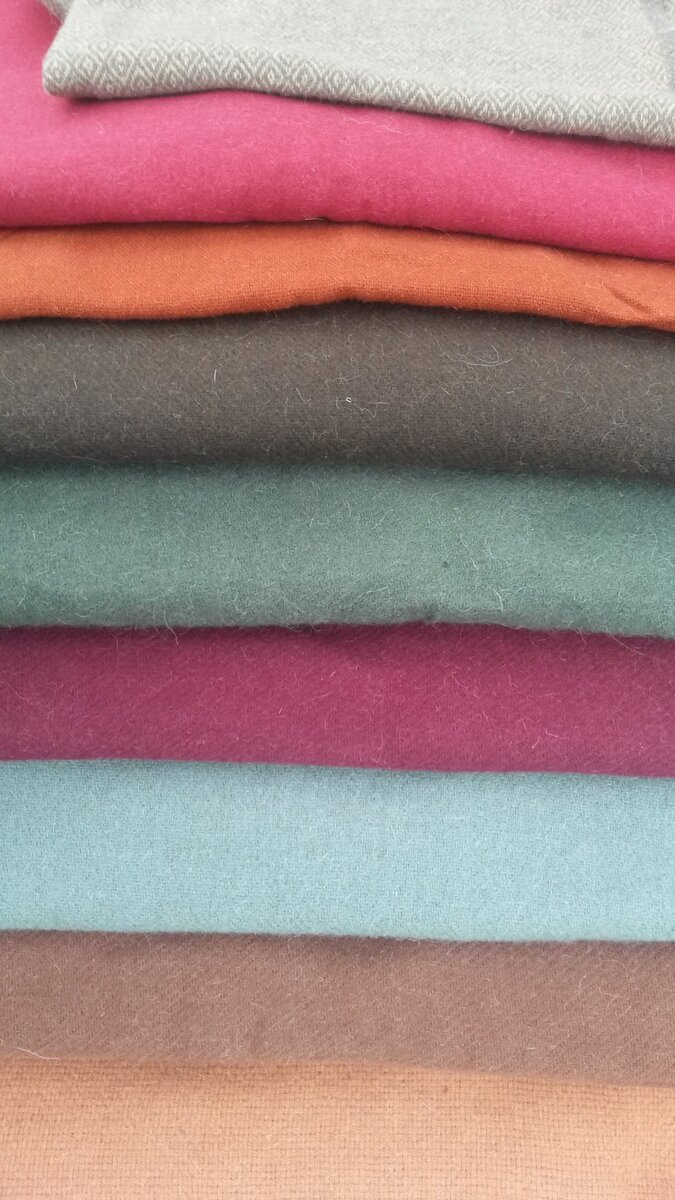 Примеры тканей реконструированных по материалам археологических раскопок. Все образцы  сотканы в ручную с применением технологий древности. Фото из открытых источников