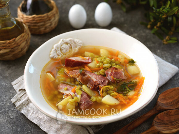 Горох замачивается, а затем отваривается. Далее к гороху выкладываются копченые ребрышки. Пока суп варится, делаем обжарку из моркови и лука и добавляем в суп. Также добавляем в кастрюлю с супом порезанный картофель. Приправляем солью, перцем и чесноком. При подаче добавляем зелень :)