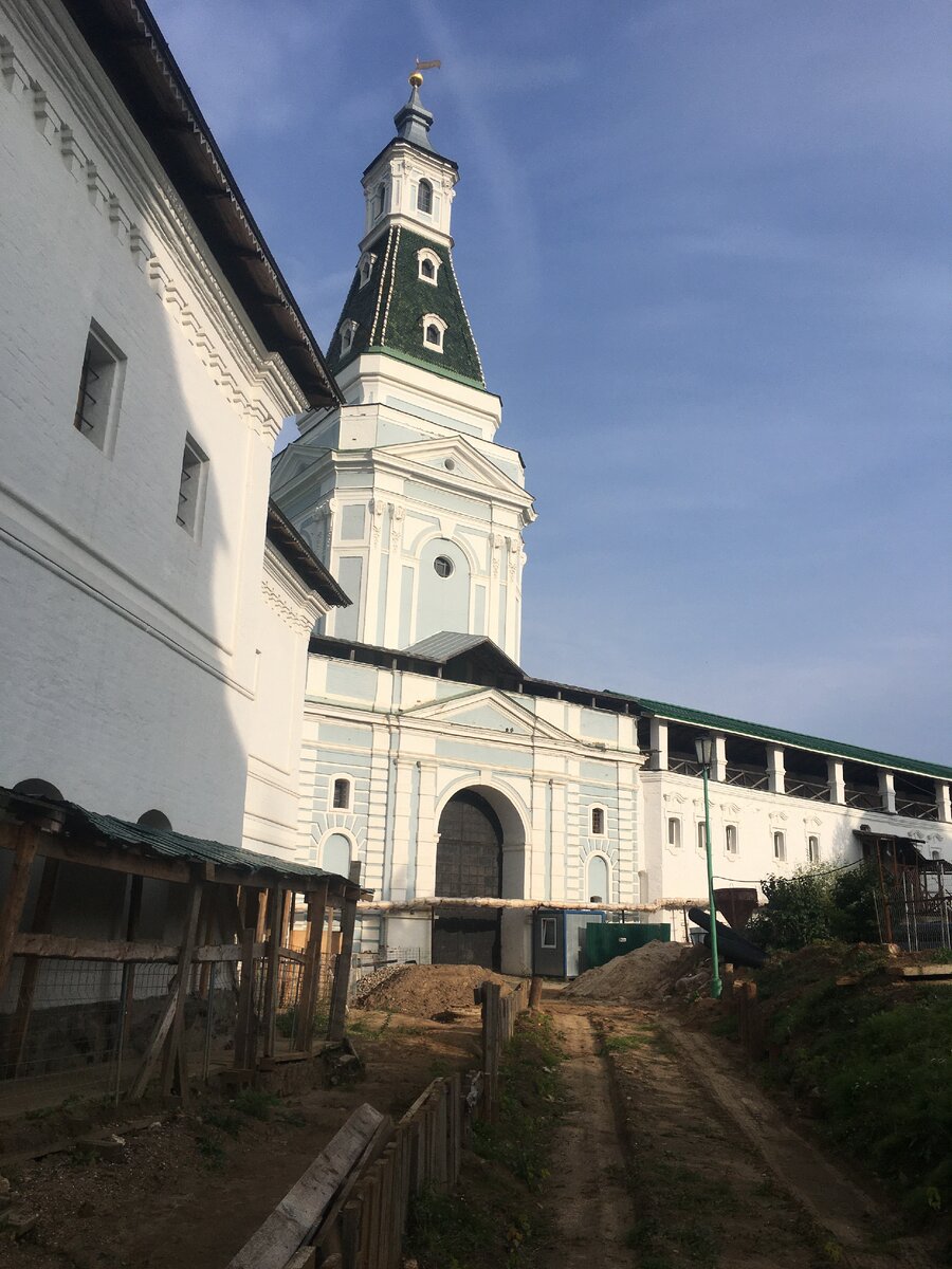Фото автора. Иногда можно наткнутся на такие раскопки. Поэтому места производства работ от туристов и паломников отгородили заборами из профлиста. (Стрелка с права.)