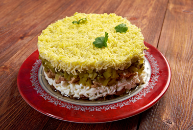 Шаг первый: положить мясо, мелко нарубленное до волокон.   Шаг второй: слоем выложить мелкопорезанные огурцы и чеснок.
  Шаг третий: аккуратный слой яйца.
  Шаг четвертый: повторить чередование ингредиентов.     
  Обязательно каждый слой пропитывать майонезом.
  Шаг пятый: жареный грецкий орех посыпать сверху.
                     Приятного аппетита!
