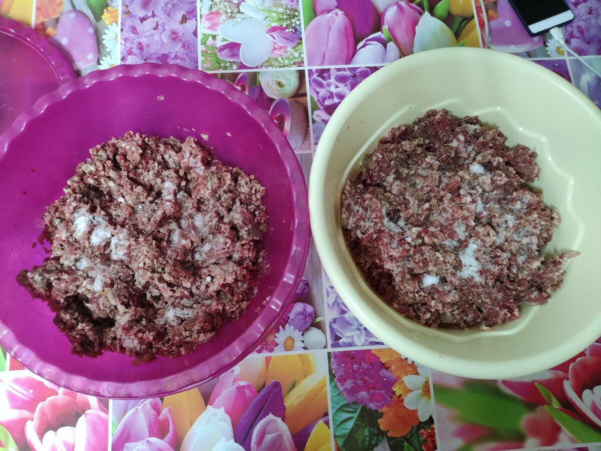 Свинину, говядину и лук пропускаем через мясорубку.