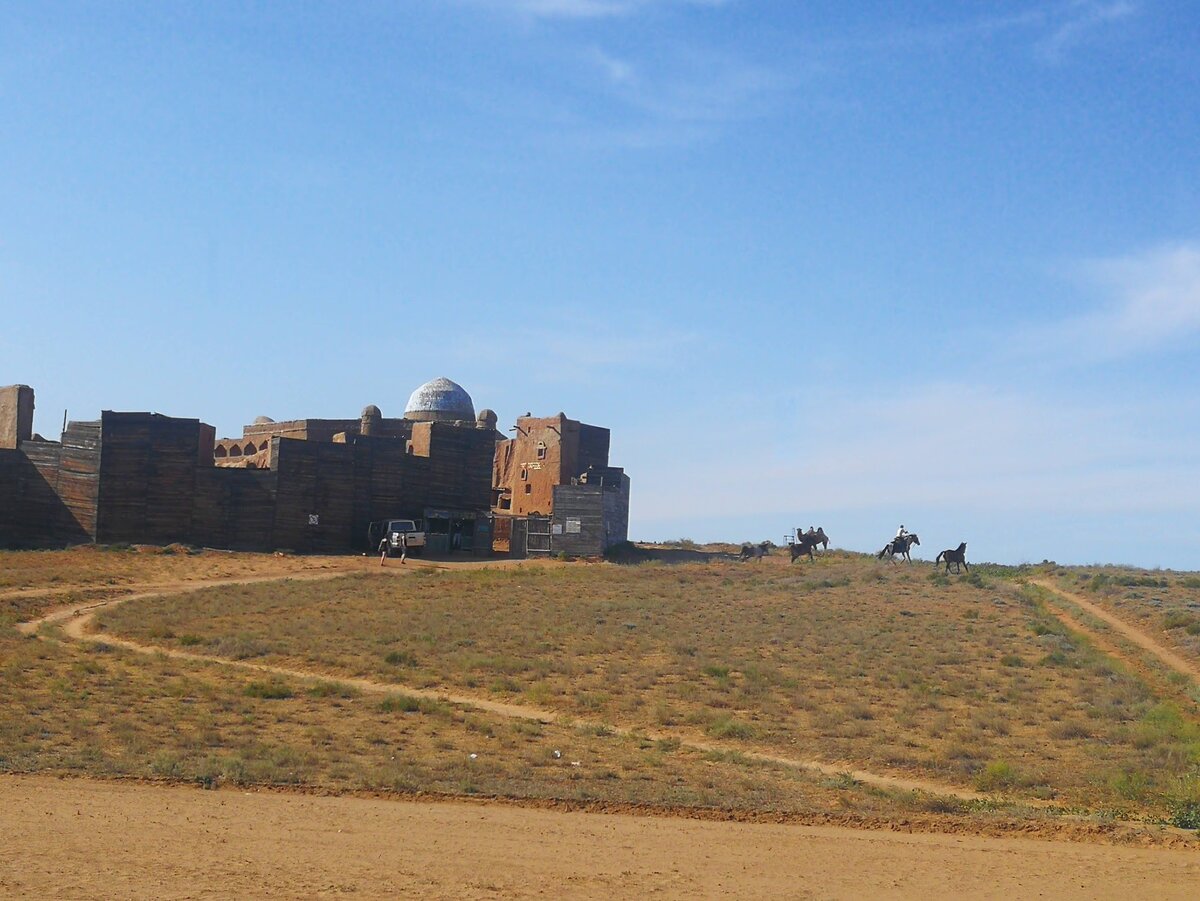 Присутствие человека в выжженной степи 