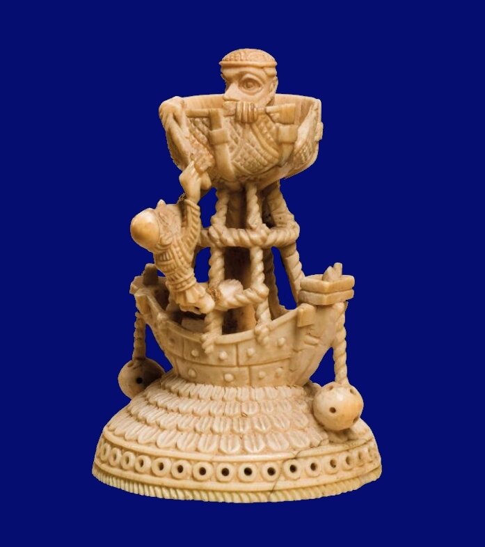 Один матрос смотрит из вороньего гнезда, а другой взбирается по канатам. Фигуры изображены не в масштабе и кажутся больше лодки. Дизайн средневекового корабля, совсем не похож на португальские корабли 15 века. Круглые якоря подняты, что говорит о том, что художник делал фигурку по рисунку.Изображение взято из О.И.