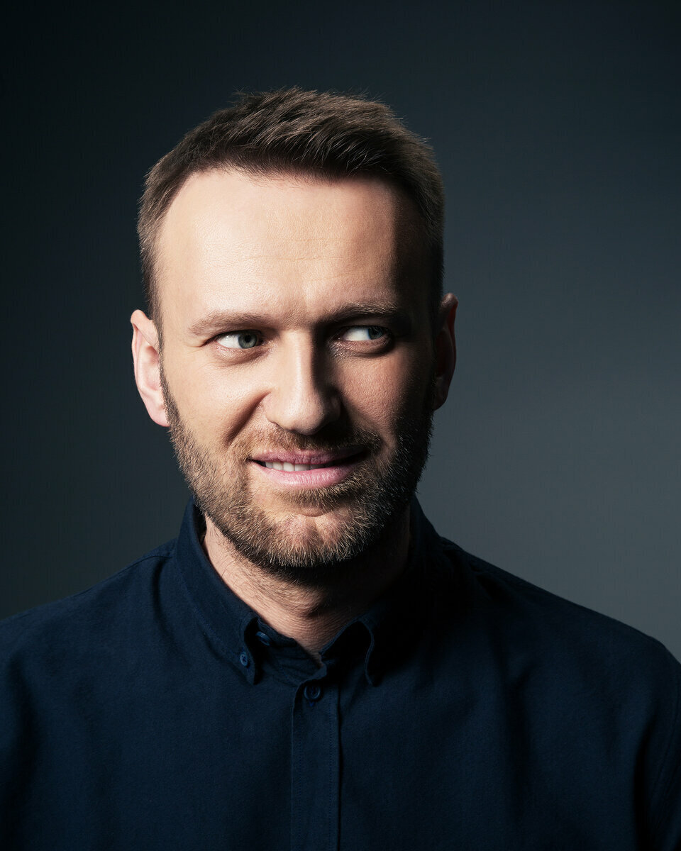 Алексей Навальный. Российский оппозиционный лидер, юрист, политический и общественный деятель, политзаключённый, получивший известность своими расследованиями о коррупции в России. Позиционирует себя в качестве главного оппонента руководству России во главе с Владимиром Путиным. Создатель «Фонда борьбы с коррупцией», объединяющего дочерние проекты: «Умное голосование», «Профсоюз Навального», «РосПил», «РосЖКХ», «РосЯма», «РосВыборы», «Добрая машина правды».