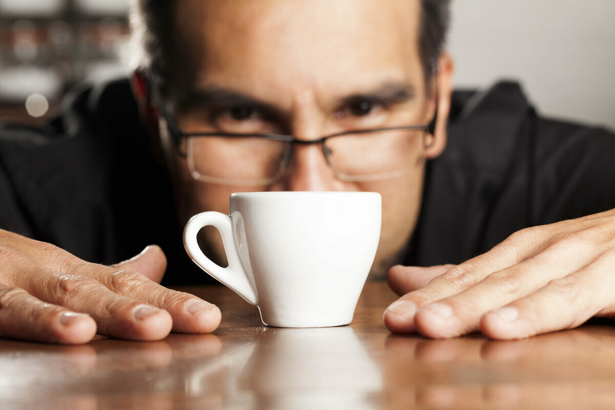 Как перестать пить кофе. Человек пьет кофе. Человек с кофе. Невкусный кофе. Человек отказывается от кофе.